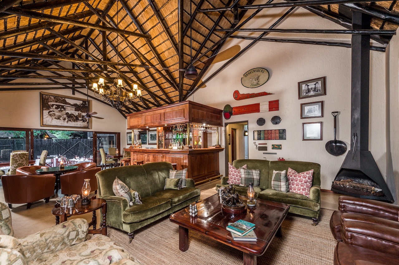 <p>The Selati Sabi Sabi Lounge and Bar Area is a comfortable and inviting space that offers guests a place to relax and socialize in between game drives.</p>